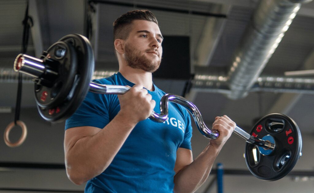 man curling with the synergee super curl bar