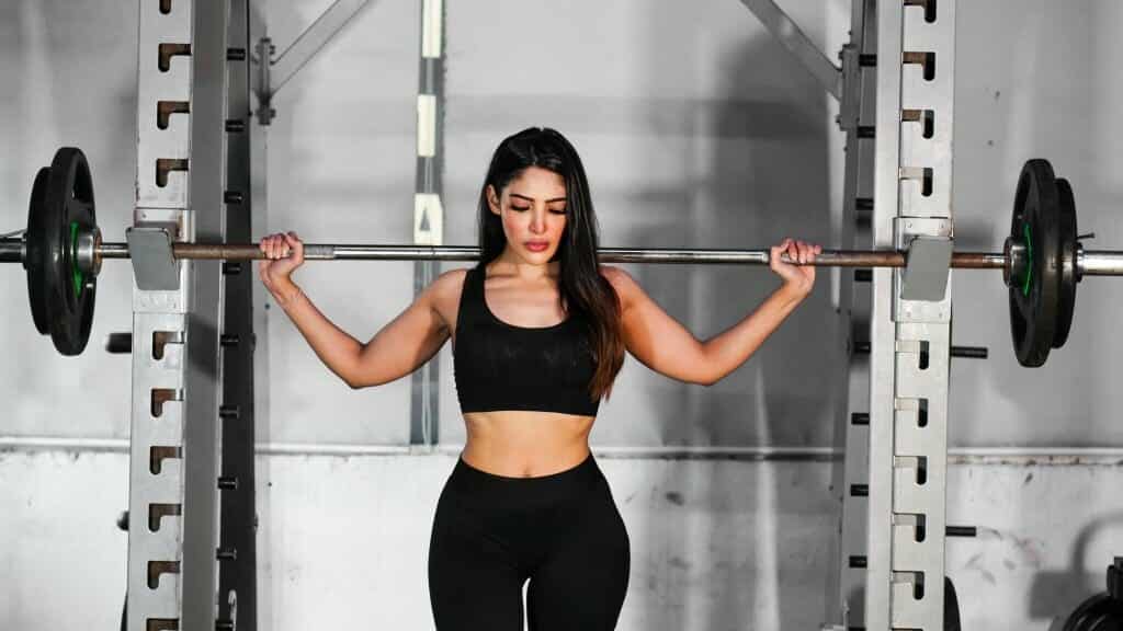 beautiful women about to unrack barbell the wrong way