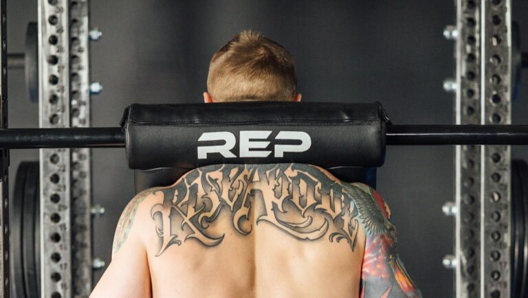 man unracking the best safety squat bar from rep fitness