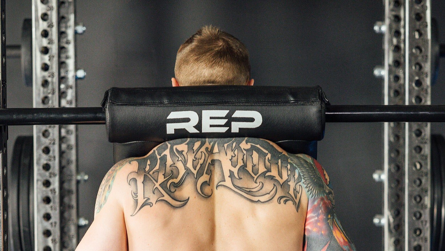 man unracking the best safety squat bar from rep fitness