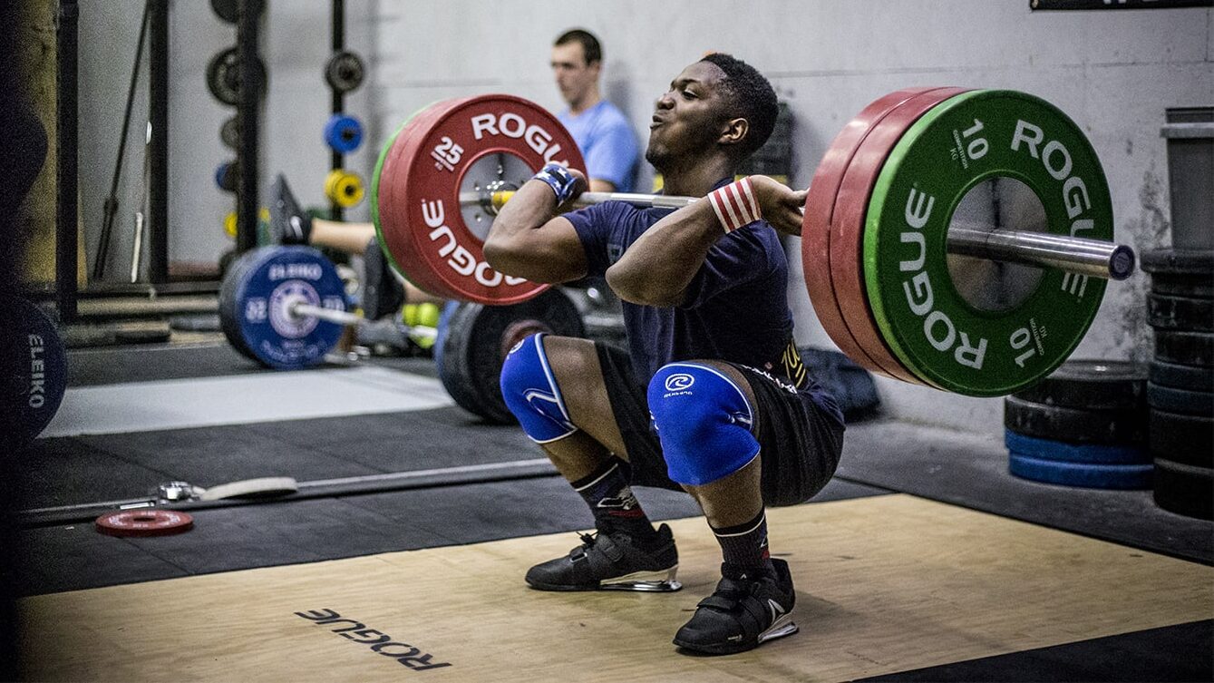 man doing a clean with a center knurl to catch the bar