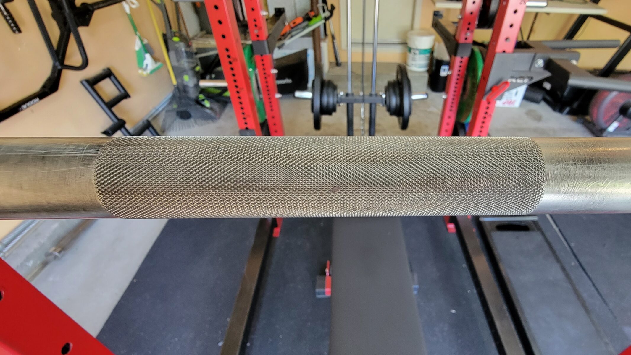 center knurl of rogue power bar