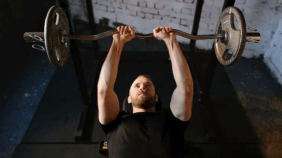 man about to do the close grip bench press with an ez bar