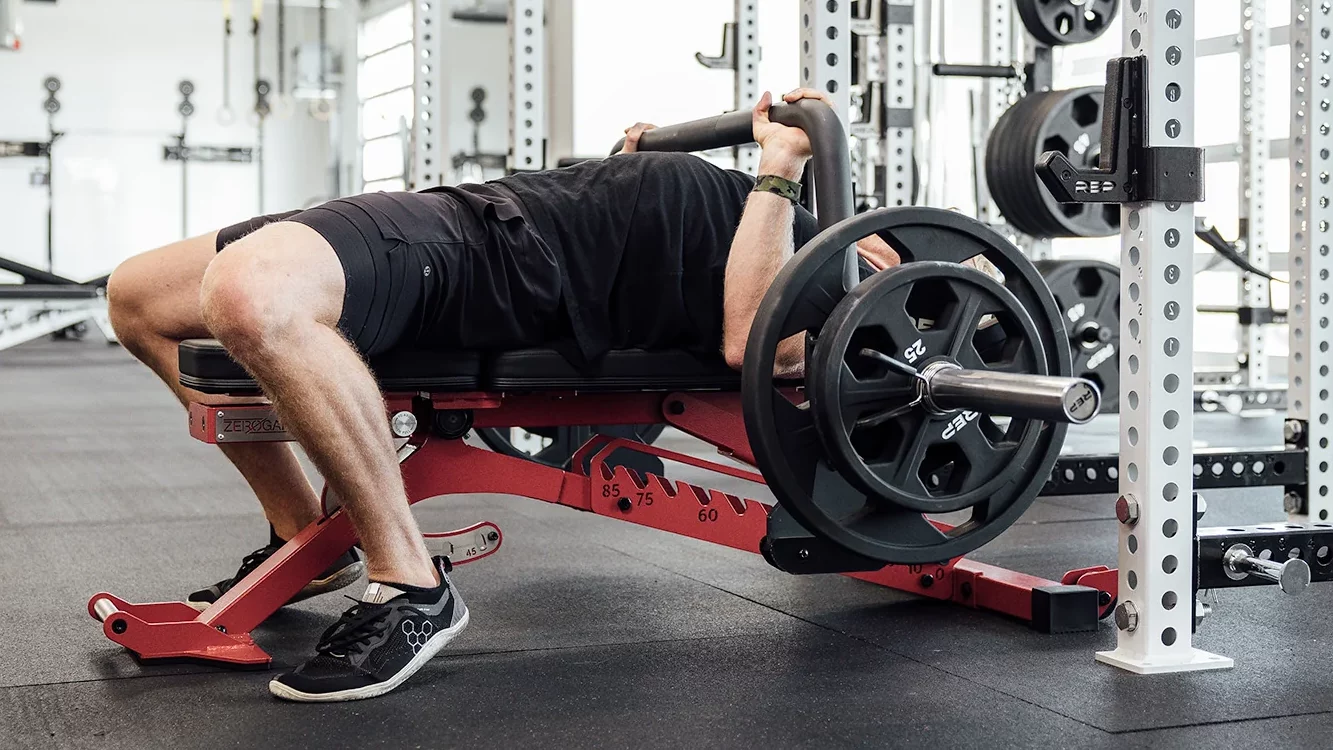 man benching with the open trap bar